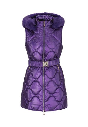 Gilet senza maniche di piumino viola con cappuccio in pelliccia sintetica, motivo a rombi trapuntato, vita regolabile con elastico e chiusura frontale con zip.