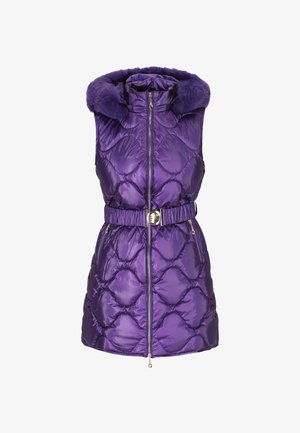 Gilet senza maniche di piumino viola con cappuccio in pelliccia sintetica, motivo a rombi trapuntato, vita regolabile con elastico e chiusura frontale con zip.