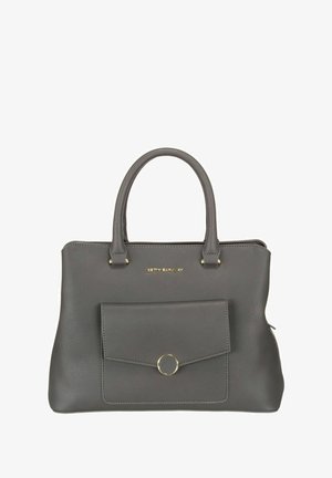 Sac à main en similicuir gris à texture lisse, doté de deux poignées, d'une poche à rabat avant, d'accents métalliques dorés et d'un logo embossé.