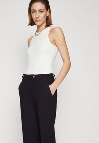 Tommy Hilfiger BUTTON STRAIGHT - Auduma bikses - desert sky