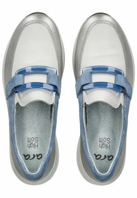 Scarpe bianche in pelle con dettagli in suede blu, suole grigie e due fibbie in plastica blu. Le sole interne imbottite presentano il marchio "High Soft".