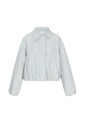 Krótka kurtka z jasnoniebieskiej tkaniny o fakturze z wielobarwnymi plamkami, z ostrym kołnierzem i długimi rękawami zakończonymi elastycznymi mankietami.