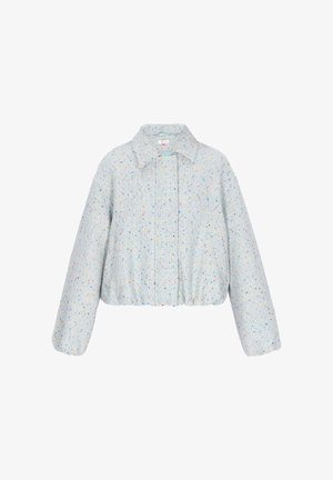 Krótka kurtka z jasnoniebieskiej tkaniny o fakturze z wielobarwnymi plamkami, z ostrym kołnierzem i długimi rękawami zakończonymi elastycznymi mankietami.