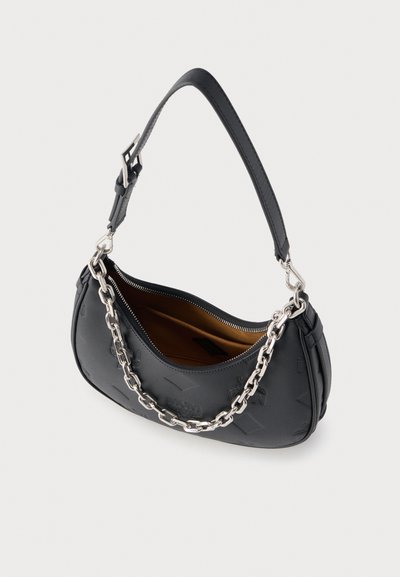 Μαύρη δερμάτινη τσάντα χειρός με ρυθμιζόμενο ιμάντα ώμου, ασημένια αλυσίδα ως διακοσμητικό, ανοιχτό φερμουάρ στην κορυφή που αποκαλύπτει καφέ επένδυση στο εσωτερικό.