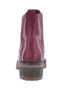 Bottines en cuir bordeaux avec une texture lisse, dotées de panneaux latéraux élastiques, d'un bout rond et d'une semelle épaisse et texturée.
