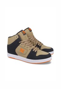 Wysokie sneakersy w kolorze beżowym i granatowym, wykonane z siateczki i zamszu. Pomarańczowy detal z logo, biała śródpodeszwa i teksturowana gumowa podeszwa.