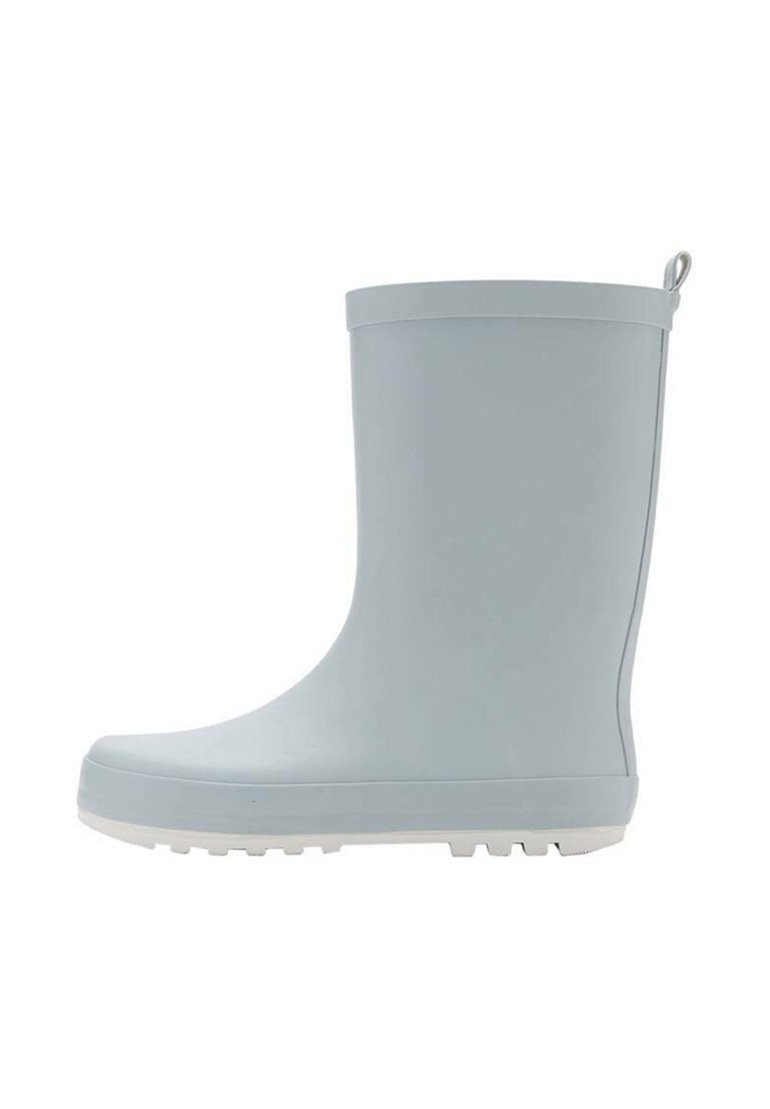 Svetlo modra gumijasta škornja za dež z gladko površino, okroglo prst in belo podplat. Ima zanko za enostavno obuvanje.