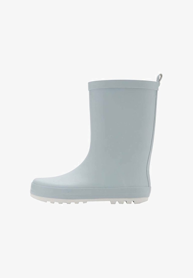 Svetlo modra gumijasta škornja za dež z gladko površino, okroglo prst in belo podplat. Ima zanko za enostavno obuvanje.