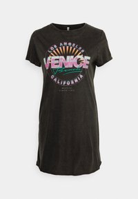 Svart bomullst-shirtklänning med ett grafiskt tryck som visar "Venice Beach, Kalifornien" i rosa och teal, rund halsringning, korta ärmar, knälängd.