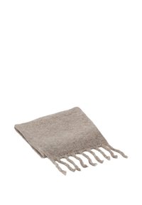 Écharpe en laine beige douce pliée avec des franges tordues le long d'un bord sur fond blanc.