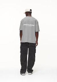 Pegador - COLNE LOGO TEE - Potiskana majica - washed cool grey/desert sand Miniaturna slika 1