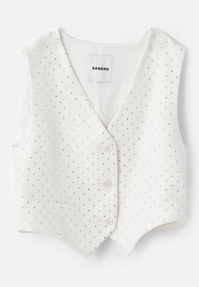 Baltas liemenės modelis su V formos iškirpte, su tekstūruotu paviršiumi, išmargintu mažomis sidabrinėmis kniedėmis, dviem mygtukais ir šonine kišenėle.