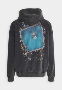 Donkergrijze hoodie met een grote gekleurde afbeelding van een boksring omringd door toeschouwers, met een zachte textuur en een trekkoordkap.