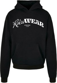 Svart hoodie av en blandning av bomull. Har en känguruficka, ribbade ärmar och en stor vit "Rocawear"-logotyp med "Etablerad 1999."