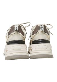 Pereche de adidași Buffalo cu platformă, în nuanțe bej și alb, cu accente negre, tălpi groase și șireturi cu model, văzuți din spate.