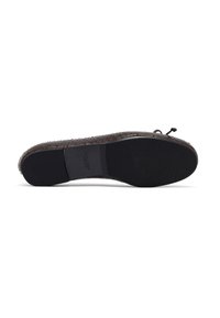 Balletflat met een gestructureerde bruine bovenkant, zwarte rubberen zool en een strikaccent. De zool heeft een gladde afwerking met ribbelige tractiondetails.