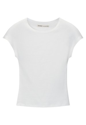 Fehér pamut póló rövid, felhajtott ujjakkal, kerek nyakkivágással és egyenes szegéllyel. Simább textúrájú, látható minták vagy díszítések nélkül.