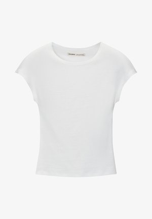 Bela bombažna majica s kratkimi, zavihanimi rokavi, okroglim izrezom in ravnim robom. Gladek tekstura brez vidnih vzorcev ali poudarkov.