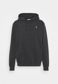 Sudadera negra hecha de algodón suave, con un bolsillo canguro y un emblema de pájaro dorado en el pecho. Capucha con cordón ajustable.