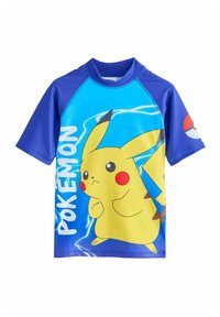 Kék, rövid ujjú napvédő, nagy Pikachu grafikával és fehér "POKEMON" felirattal, kontrasztos akcentussal az ujjakon.