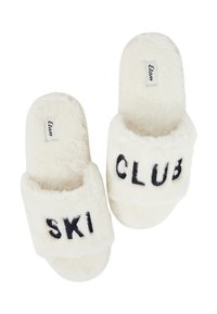 Pantofole bianche e soffici con "SKI" e "CLUB" ricamati in blu scuro. Design a punta aperta, tessuto morbido e suola imbottita. Etichetta del marchio visibile.