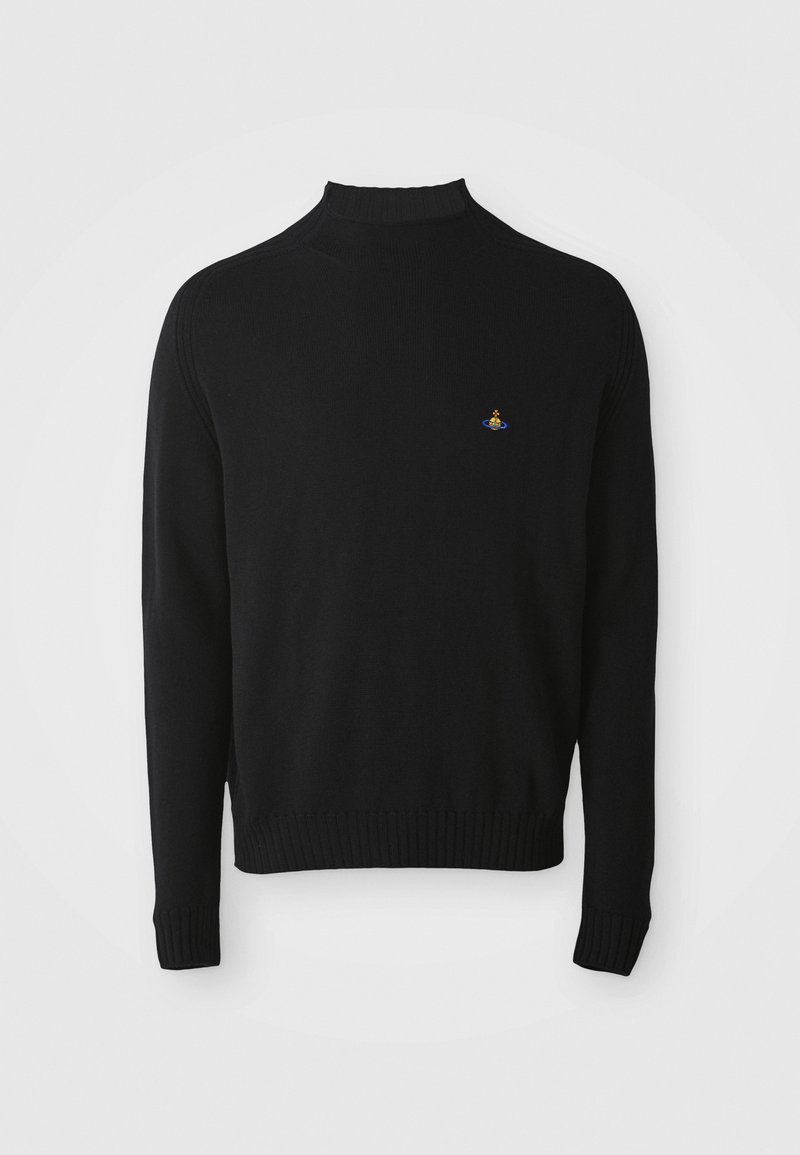 Schwarzer langärmeliger Strickpullover mit Stehkragen und kleinem mehrfarbigen gestickten Logo auf der linken Brust.