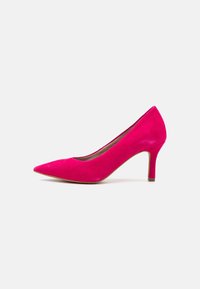 Escarpins en suédine fuchsia à talon haut, avec un bout pointu et un talon fin, présentant une texture lisse et un design minimaliste.