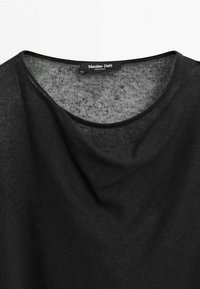 Pull en maille légère noir avec encolure ronde et étiquette Massimo Dutti cousue à l'intérieur du col.