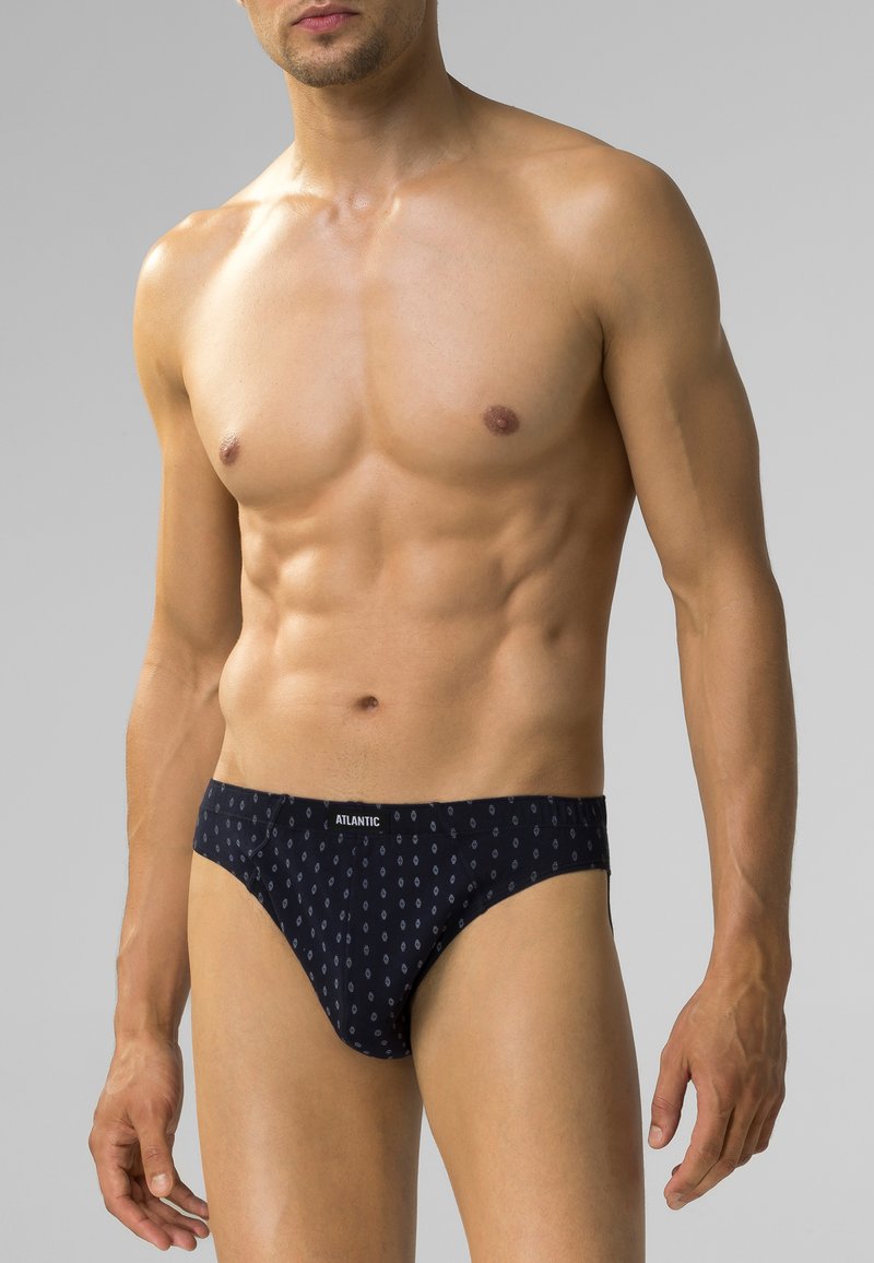 Czarne majtki męskie wykonane z gładkiego materiału, z małym, powtarzającym się wzorem diamentów. Elastyczny pas z widocznym logo "ATLANTIC".