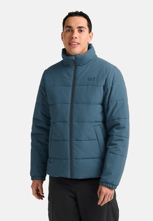 Giacca isolata di colore teal con colletto alto, trapuntatura orizzontale, zipper frontale e polsini elasticizzati. Presenta il logo sul petto.