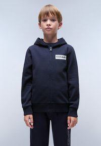 Felpa zip con cappuccio di colore navy, realizzata in misto cotone, con una toppa logo frontale, tasche a marsupio e polsini e orlo a costine.