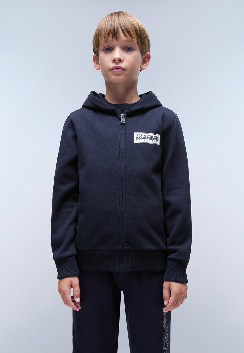 Felpa zip con cappuccio di colore navy, realizzata in misto cotone, con una toppa logo frontale, tasche a marsupio e polsini e orlo a costine.
