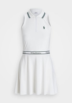 Hvit ermeløs kjole med polokrage, glidelås foran og grønne detaljer; har et kontrasterende Wimbledon-logo belte i midjen.