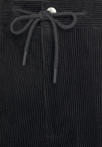Selected Homme SLHSLIMTAPERED NORWICH PANTS - Calças - phantom