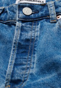 Die Denim-Jeans haben eine verblasste blaue Farbe, sichtbare Nähte und einen Metallknopf mit einem Logo. Ein Etikett zeigt den Markennamen "ARMEDANGELS" im Bund.