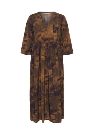 Maxikjole i brune og lilla tie-dye mønster, med V-udskæring og trekvartærmer. Fremstillet af let, struktureret stof.