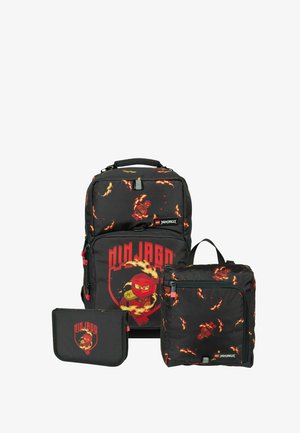 Sac à dos LEGO Ninjago noir, sac à lunch et trousse à crayons avec un personnage ninja rouge et des motifs de flammes.