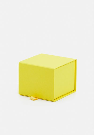 Scatola quadrata con un esterno giallo brillante, texture liscia e una piccola linguetta laterale per l'apertura. Coperchio piatto, senza motivi visibili.
