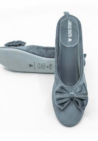 Ballerines en velours gris avec un bout arrondi, un nœud décoratif et des accents en strass ; semelle intérieure rembourrée et texture douce.