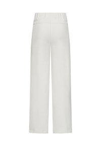 Weiße weite Hose mit elastischem Bund, mit einer glatten Textur und ohne sichtbare Muster oder metallische Details.