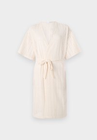 Rochie de tip kimono de culoare bej deschis, cu o talie legată, având un model texturat în formă de zigzag și mâneci scurte, fabricată dintr-un material respirabil.