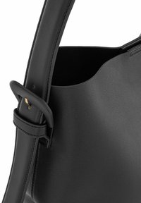 Czarna skórzana torba na ramię o teksturowym wykończeniu, z szerokim otworem, mocnym paskiem i metalowym zapięciem.