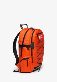 Mochila de color naranja brillante con múltiples compartimentos con cremallera, correas negras ajustables y un sistema de almacenamiento frontal con cuerda elástica tipo bungee.