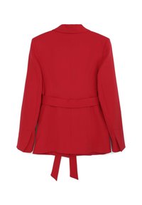 Blazer rosso con silhouette sartoriale, maniche lunghe e cintura annodata sul retro. La texture liscia e le linee pulite esaltano il suo design.