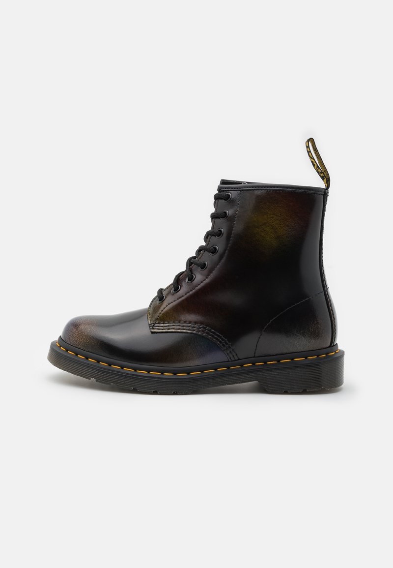Bottine noire en cuir à lacets avec surpiqures jaunes sur la semelle et languette au talon, vue de profil sur fond blanc.