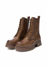 Botas de tobillo de cuero marrón con diseño de cordones, cierre lateral con cremallera, suela de goma gruesa y costuras en contraste para mayor durabilidad.