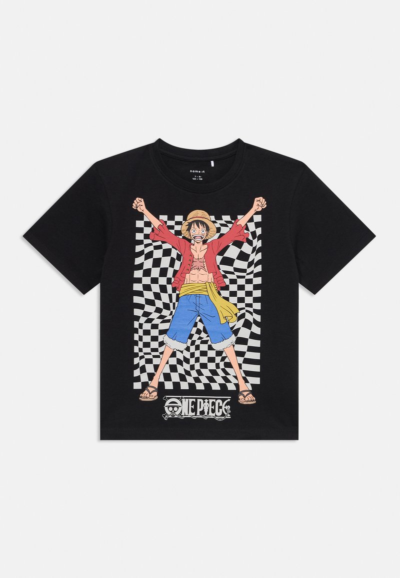 T-shirt in cotone nero con una grafica di un personaggio in giacca rossa e pantaloni blu su uno sfondo a scacchi ondulato in bianco e nero.