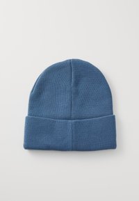 Gorro de punto azul con una textura acanalada, puño de vuelta y parte superior lisa, hecho de una tela suave y elástica.