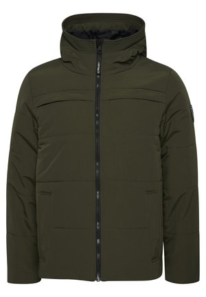 Olive zelena pufasta jakna z zapiranjem na zadrgo, visokim ovratnikom in dvema stranskima žepoma. Ima vodoravno šivanje in mat zaključek.