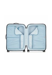 Valigia vuota con tessuto a righe blu chiaro, due scomparti con cerniera e quattro ruote visibili nella parte inferiore.